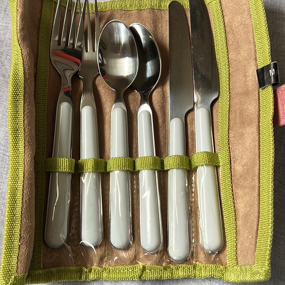 Travelers gift set includes essentials for a trip, cruise, safari, etc. - Picture 5 of 8